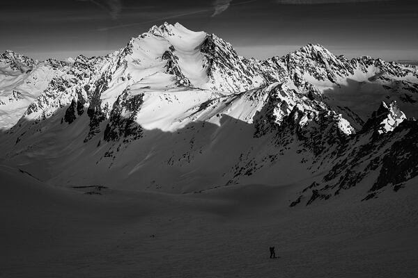 Mrazivý výstup pod severní hřeben Bachfallenkopf (3176 m). V pozadí dobře viditelná sestupová a výstupová údolí na Hoher Seeblaskogel.