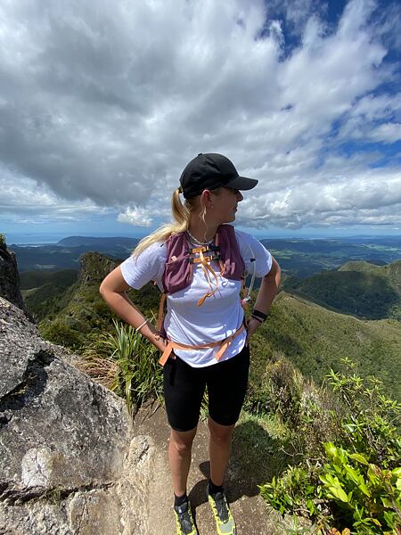 Batoh Osprey Tempest Velocity 20 Lady - přední část je navržená jako „běžecká vesta“, batoh ja tak ideální pro rychlou chůzi nebo speedhiking