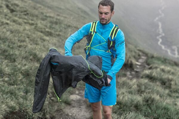 Dynafit bunda Ultra GTX ShakeDry z materiálu Gore-Tex Active s technologií ShakeDry je určená na dlouhé běhy a usušíte ji pouhým protřepáním.