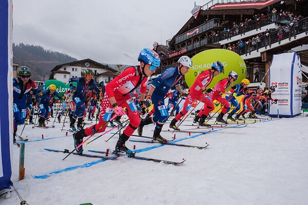 Start kategorie mužů ve vertikalu na Světovém poháru skialpinismu v rakouském Schladmingu