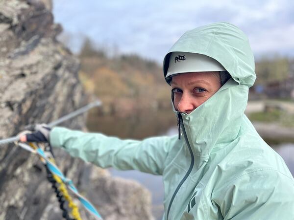 Black Diamond bunda Stormline Stretch Anorak perfektně sedí s helmou díky kompatibilní kapuci