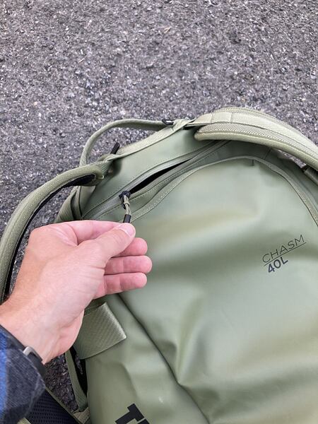 Cestovní taška Thule Chasm 40 l Duffel bag - vnější kapsa na zip s úpravou proti dešti