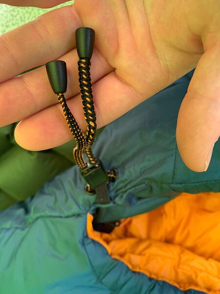 Helium 600 Mountain Equipment - detail na kapuci - Kulatá a plochá šňůrka, kdy každá stahuje jinou část kapuce