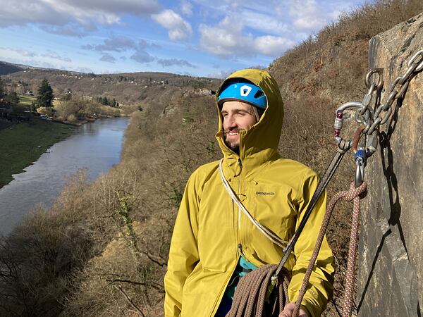 U bundy Patagonia Dual Aspect stačí na štandu rozepnout spodní zip a lano schovat pod bundu