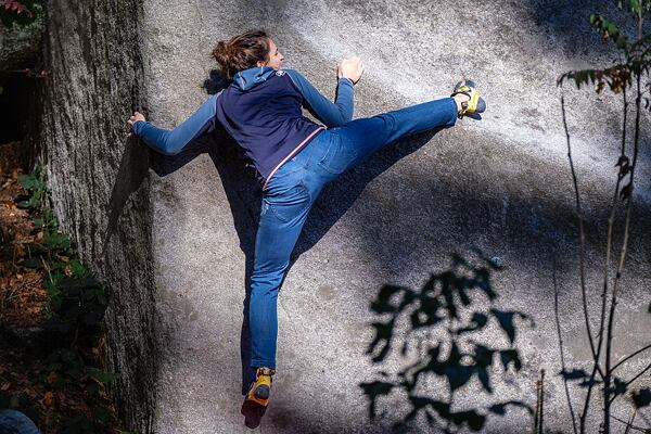 Zejména u boulderingu jsou často využívané speciální lezecké kalhoty džínového vzhledu