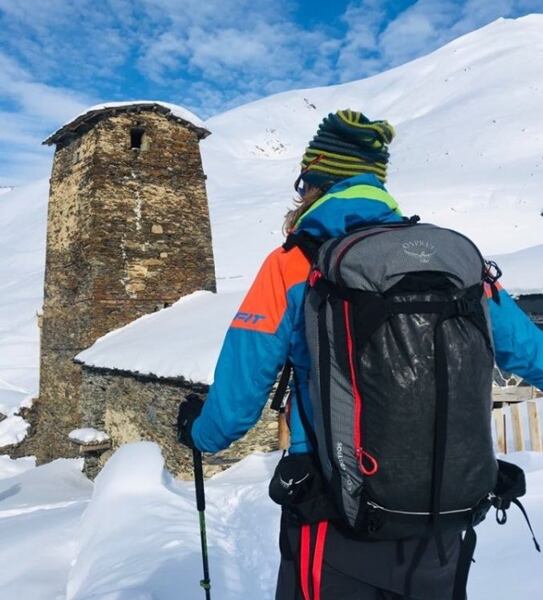 Boční stahovací popruhy na lavinovém batohu Osprey Soelden Pro Avy 32 l