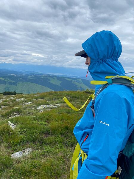 Pánská bunda Salewa Puez 2,5L PTX jacket - s kapucou na hlavě zezadu