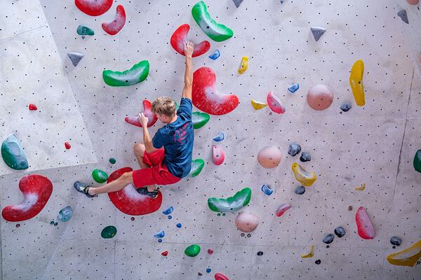 Na indoor bouldering stačí lezečky a pohodlné oblečení např. Rafiki