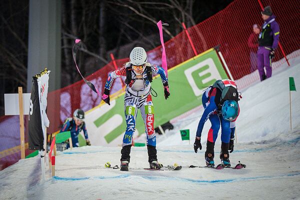 Marianna Jagerčíková (vlevo) a Emily Harrop během sprintu na Světovém poháru ve skialpinismu v rakouském Schladmingu